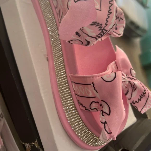 Soft Pink bandana slides - Picture 6 of 7